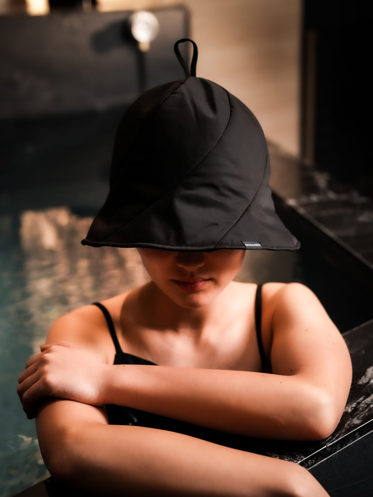 ハットの主張しないロゴ。小ささが分かるディテール寄り