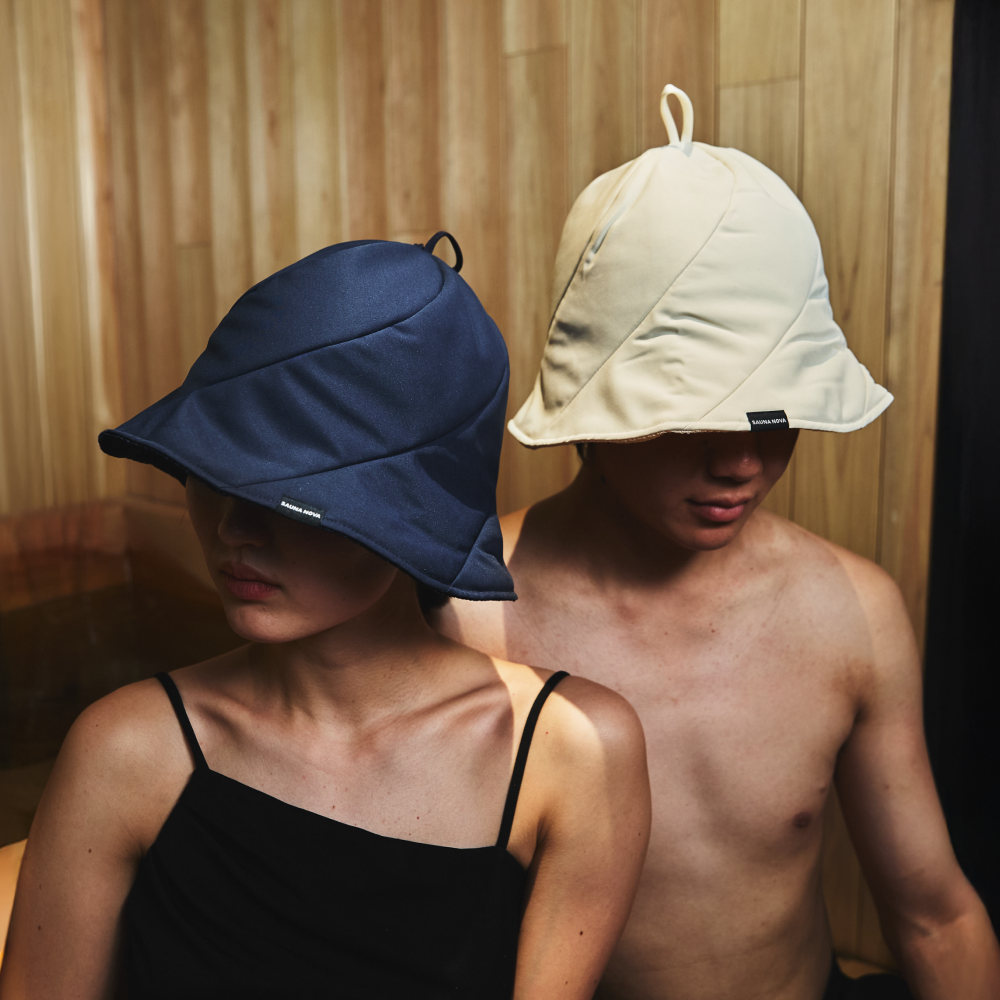 SAUNA NOVAのサウナハットをかぶる男女